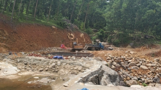 Ngang nhiên san ủi trái phép đất rừng, khe suối làm khu du lịch sinh thái