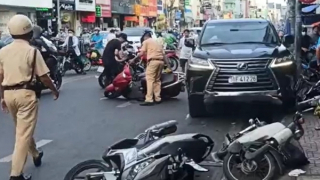 Ô tô Lexus 570 "lùa" hàng loạt xe máy, 5 người bị thương