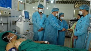 Một công an viên bị thương khi chữa cháy xưởng chăn ga ở Thanh Oai