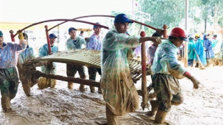 Kỷ luật 2 cán bộ huyện do vi phạm tiền, hàng cứu trợ