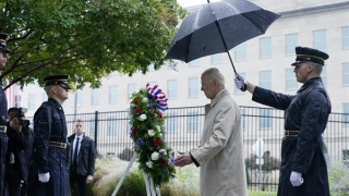 Trời mưa tầm tã trong buổi lễ tưởng niệm 11/9 tại Lầu Năm Góc