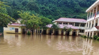 Mưa lớn trong đêm “biến” trường thành sông