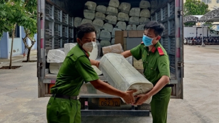 Tìm chủ sở hữu số bánh kẹo không rõ nguồn gốc trên xe ô tô tải BKS 77C-159.96