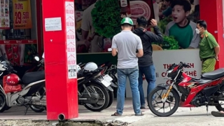 Dùng súng tự chế đe dọa nhân viên cướp tại cửa hàng tiện lợi