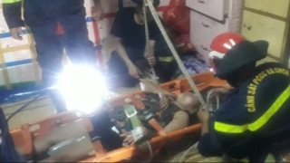 Dùng máng trượt cứu nạn nhân nguy kịch kẹt trong căn nhà nhỏ hẹp