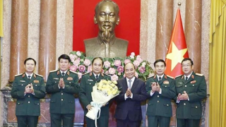 Chủ tịch nước trao quyết định thăng quân hàm Thượng tướng cho đồng chí Phùng Sĩ Tấn