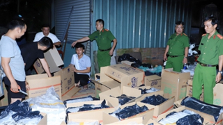 Tạm giữ 5 đối tượng cùng hơn 55.000 bao thuốc lá lậu