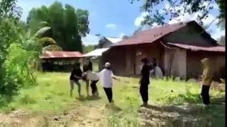 Hai nữ sinh bị đánh hội đồng trong tiếng cười đùa