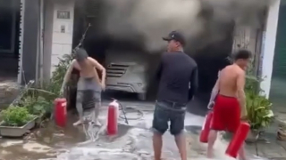 Cháy xe đạp điện lan sang ô tô, 2 người trèo qua ban công thoát nạn