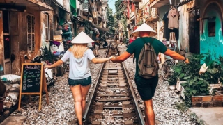 Kiến nghị xử lý tình trạng bán hàng, chụp ảnh trên phố đường tàu