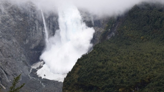 Núi băng khổng lồ ở Chile bất ngờ đổ sập