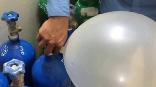 Ngăn hàng ngàn bình “bóng cười” đến giới trẻ mê ảo giác