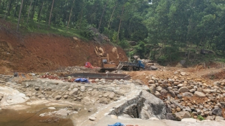 Vì sao có sự ngang nhiên san rừng, chặn suối trái phép?