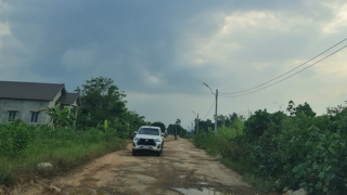 Từng đoàn xe "hổ vồ" thi nhau băm nát đường giao thông nông thôn, gây ô nhiễm môi trường