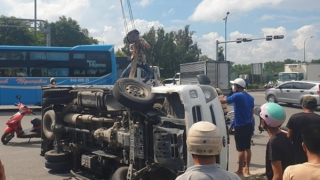 Xe đầu kéo hất tung xe tải ngay giữa giao lộ