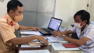 Tài xế xe ôtô tải đi sai làn đường ra trình diện