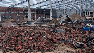 Gió giật mạnh làm sập tường đang thi công, 9 người thương vong