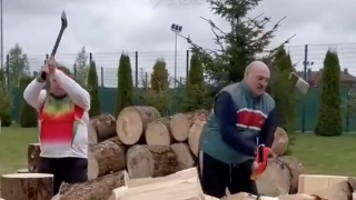 Tổng thống Belarus bổ củi, hứa không để châu Âu "rét cóng"