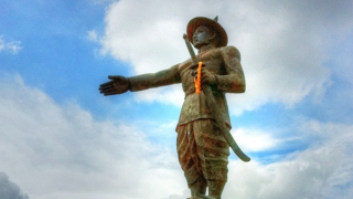 Dưới tượng đài minh quân, nhà văn yêu nước Chao Anouvong