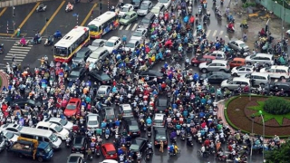 Ùn tắc giao thông tại Hà Nội bao giờ được giải quyết dứt điểm?