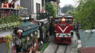 Thu hồi giấy đăng ký kinh doanh quán cà phê đường tàu, chốt trực cấm du khách chụp ảnh