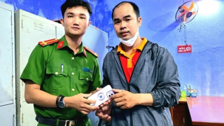 Công an xã nhặt được Iphone 12, kịp thời tìm bị hại để trao trả