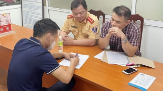 Dán băng dính che biển chữ E thành F, tài xế bị phạt 5 triệu đồng