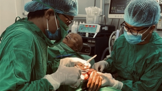 Cụ ông 107 tuổi phẫu thuật ung thư da thành công