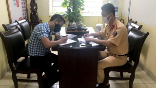 Tước bằng 2 tháng, xử phạt tài xế chặn xe trên đường vành đai 2