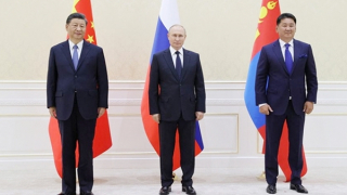 Cái “bắt tay” để tạo đối trọng với phương Tây