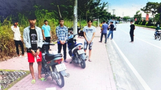 Rủ nhau đi cắm trại rồi bàn chuyện... cướp tài sản