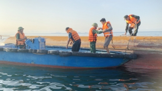 Tàu hàng lật úp trên vùng biển Cát Bà, một thuyền viên mất tích