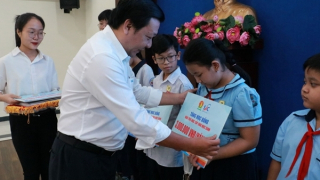 Nhiều học sinh thuộc diện khó khăn được nhận bảo trợ để học tập