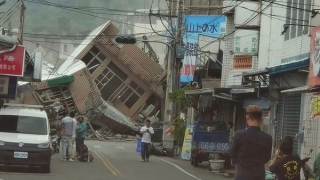 Nhà đổ sập, tàu trật bánh vì động đất ở Đài Loan