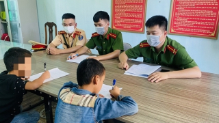 Hai cậu bé 8 tuổi ném đá vào xe ô tô trên cao tốc