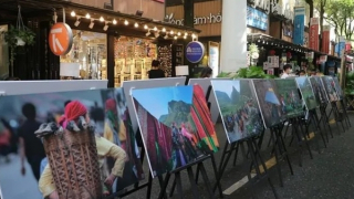 Khai mạc triển lãm ảnh "Chợ trên Đá"