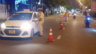 CSGT Quảng Nam “vượt nắng, thắng mưa” thực hiện “nhiệm vụ kép”