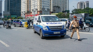 Dùng xe đặc chủng ghi hình phương tiện đi vào làn khẩn cấp đường vành đai 3