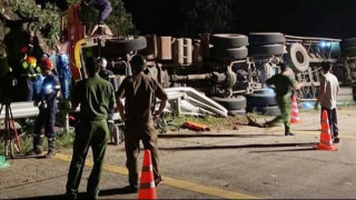 Xe đầu kéo đâm vào vách núi, 2 người thương vong