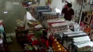 Bắt tạm giam người chồng chém lìa 2 tay vợ