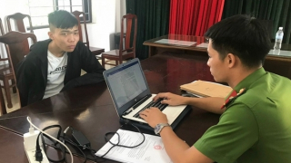 Trộm điện thoại có tiền trong App, “nướng” luôn vào game