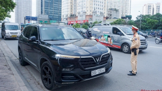 Nhiều lái xe đi vào làn khẩn cấp bị xử phạt và tước GPLX 3 tháng