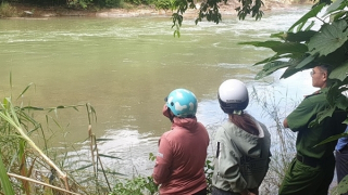 Vượt suối đi ăn cơm, một thợ xây bị nước cuốn trôi