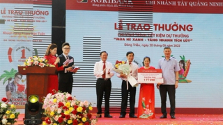 Agribank trao sổ Tiết kiệm 1 tỷ đồng cho khách hàng trúng giải Đặc biệt Chương trình “Mùa hè xanh – Tăng nhanh tích lũy”