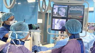 Lấy dị vật nằm sâu trong mắt cho nam sinh bị chấn thương nặng sau TNGT