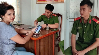 Nữ du khách nước ngoài vui mừng nhận lại chiếc điện thoại đã đánh rơi