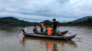 Tìm kiếm cháu bé chăn trâu nghi bị đuối nước dưới sông Trà