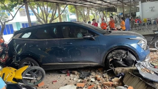 Vừa lấy biển số, lùi xe, tông sập tường công ty đối diện