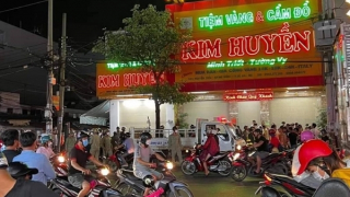 Gã bán trái cây dùng đá để cướp tiệm vàng