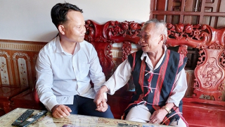 Những cánh chim đầu đàn trên bản, làng người Cơ Tu